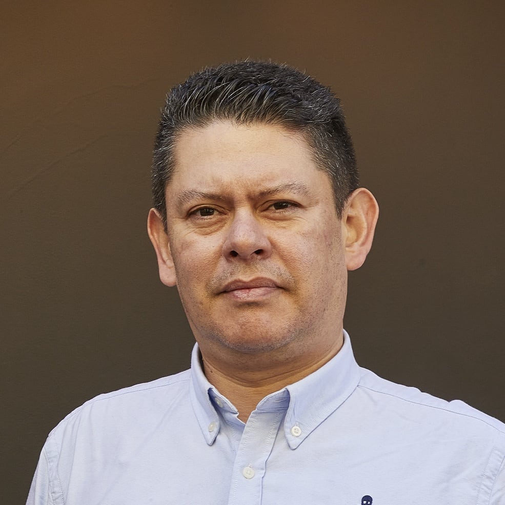 MAURICIO BOCANEGRA Nace en Bogotá, Colombia el 3 de octubre del 1976. Estudia arquitectura en la Universidad Pontificia Bolivariana (UPB) Medellín, Máster en Técnicas actuales de cálculo estructural y control de obra en la edificación, director R. Brufau, Máster en Urbanismo por La Univesitat Politécnica de Catalunya (UPC). Postgrado en Project Management por la Escola Sert (COAC).